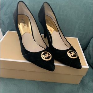 Michael KORS Black Suade Pumps